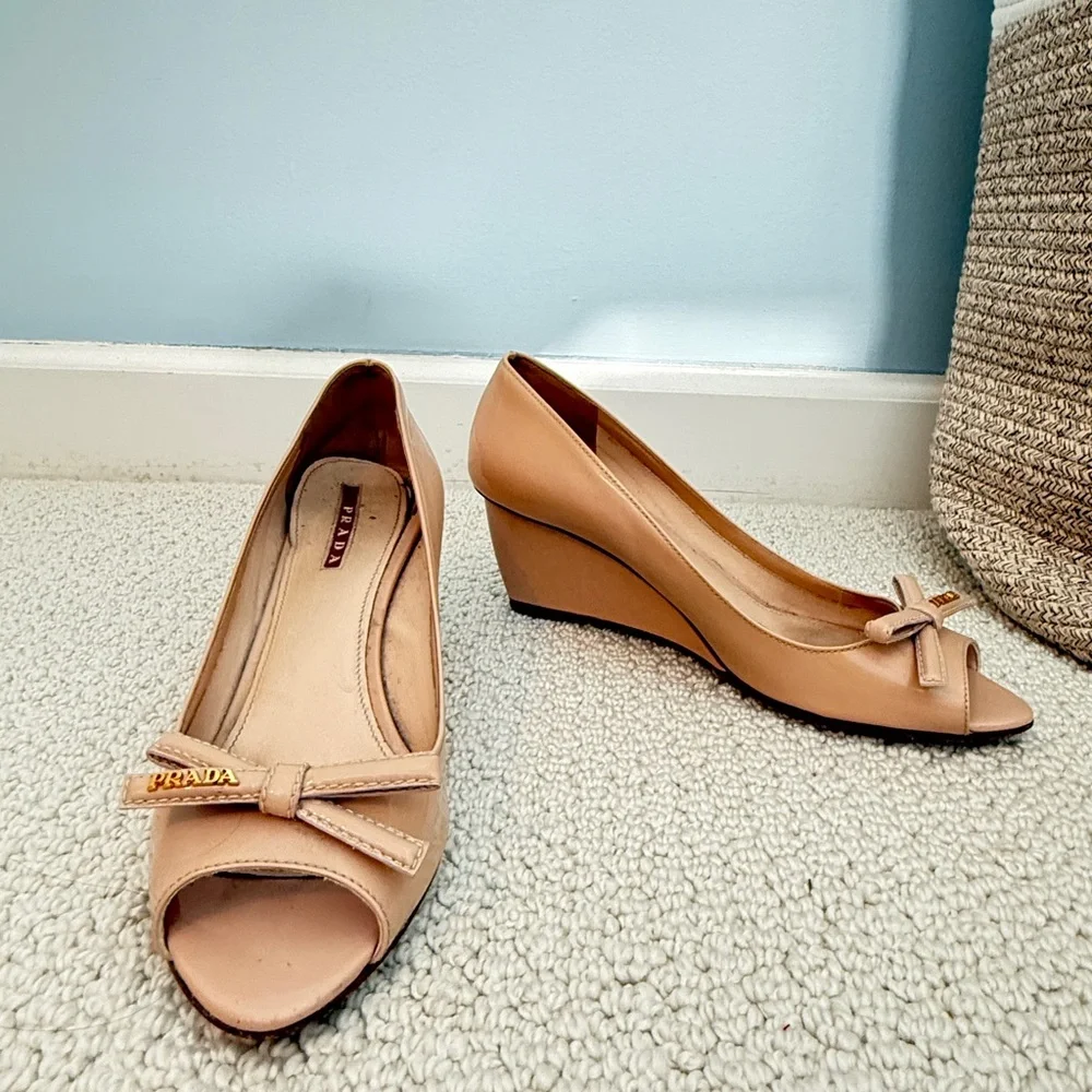 Prada beige patent bow wedges size 8 - Picture 3 of 10